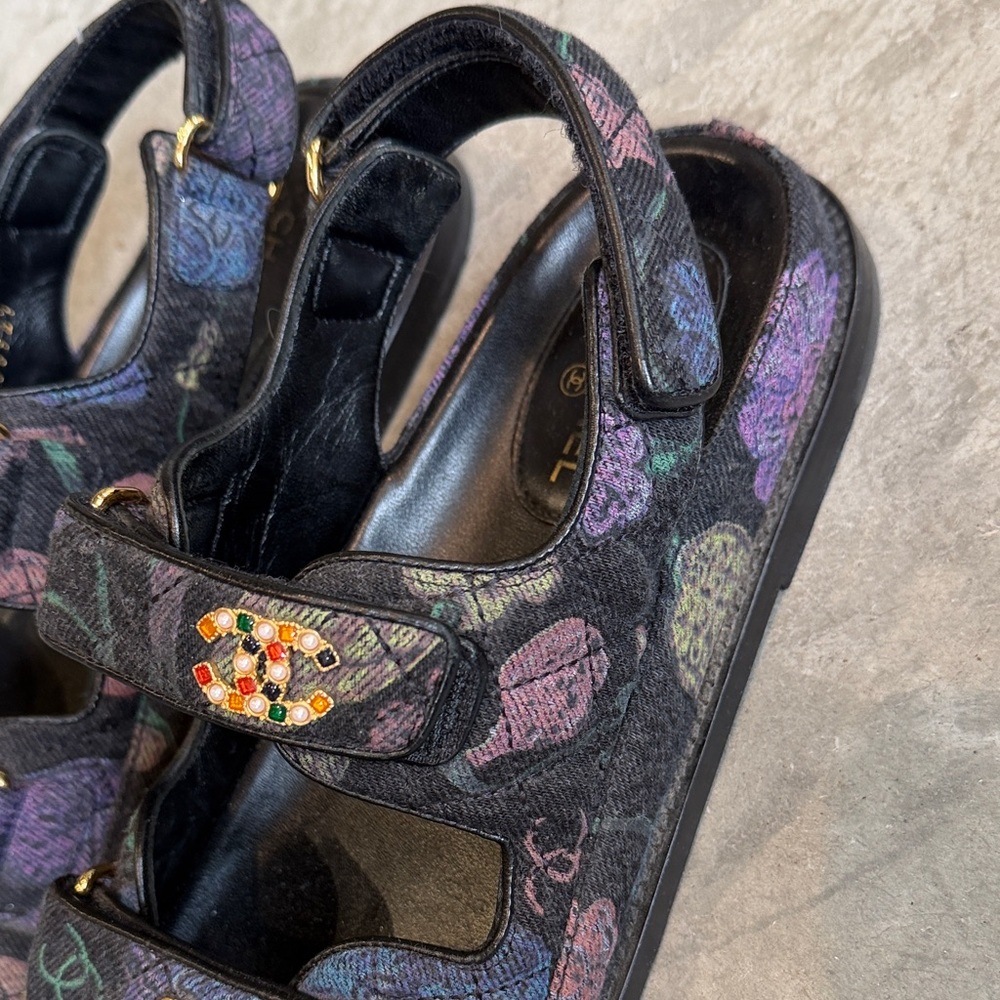 CHANEL Dark Sandals with Colorful Details - Picture 4 of 6